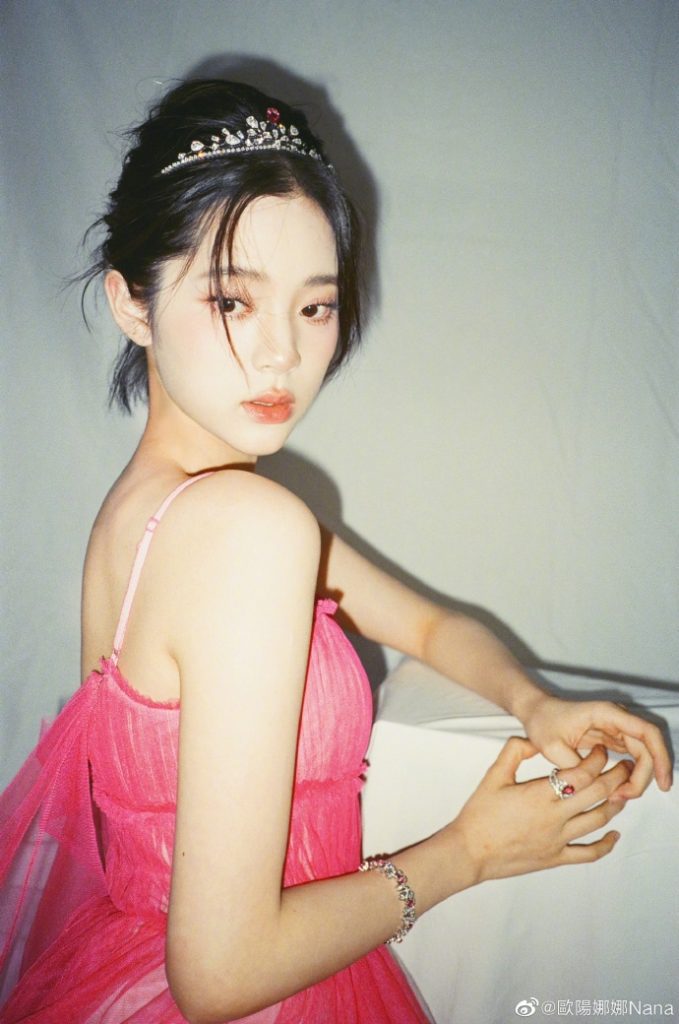 欧阳娜娜分享美照 穿抹胸裙戴皇冠十分甜美