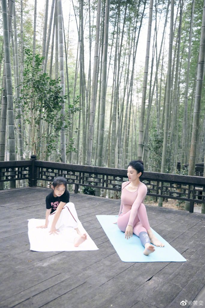 黄奕晒与女儿合照 母女一起做瑜伽动作标准