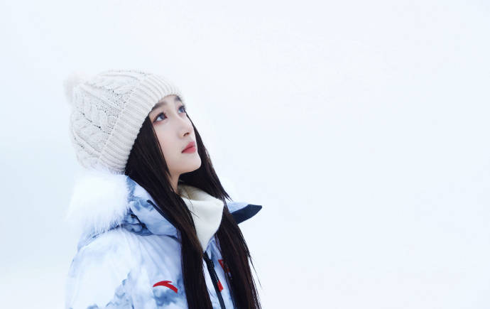 关晓彤现身雪场氛围感十足 为冬奥助力