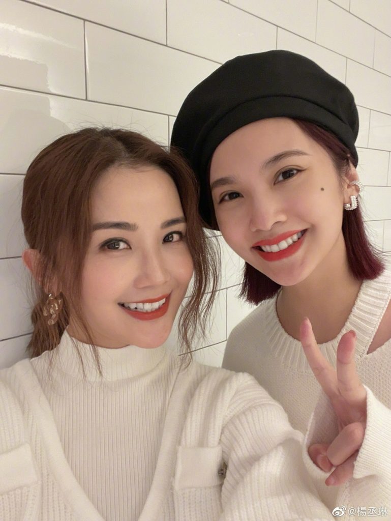 杨丞琳踩点为阿sa庆生 晒自拍嘟嘴比V