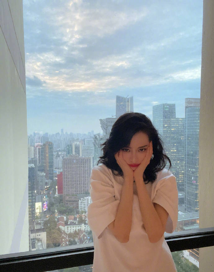元气少女！迪丽热巴晒自拍 表情搞怪又可爱