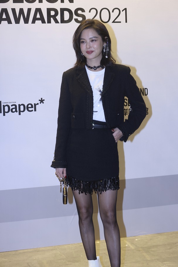 辛芷蕾黑丝造型妩媚动人 生图能打