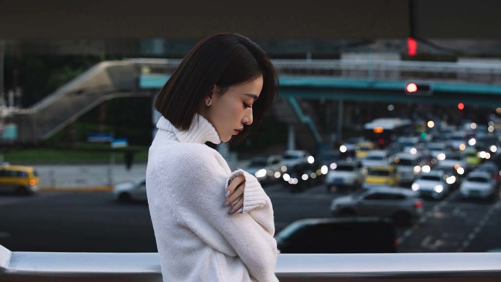 冬日女神！吴谨言穿白色高领毛衣暖意十足