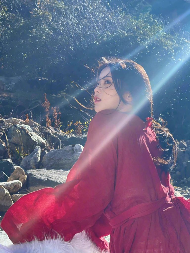 杨超越一袭红衣变身神明少女 温暖灿烂