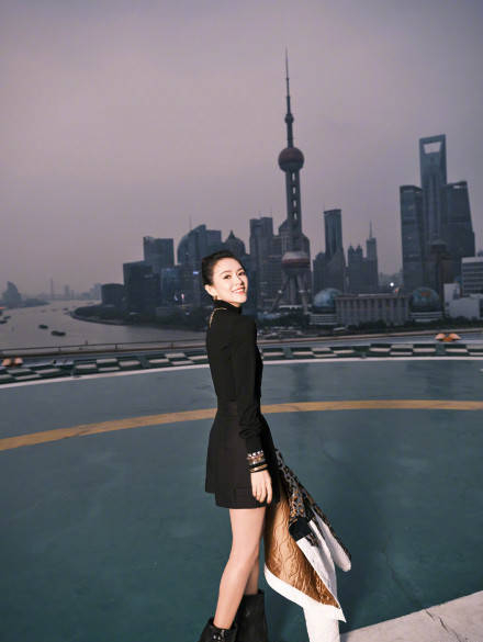 章子怡穿豹纹外套出席活动 大秀纤细美腿