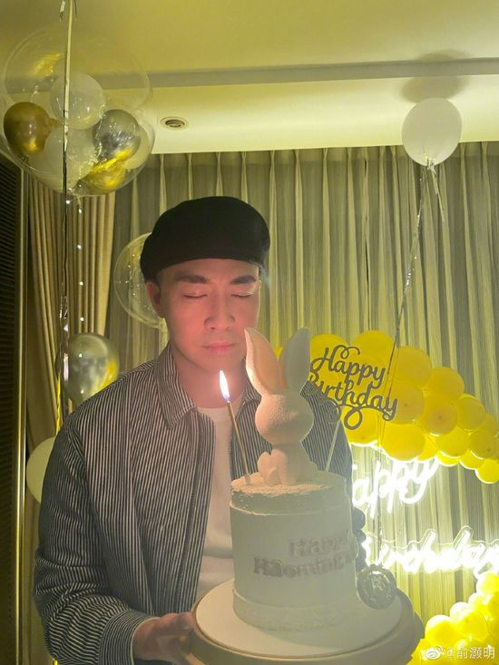 34岁俞灏明晒庆生照 发文感谢粉丝十五年的陪伴