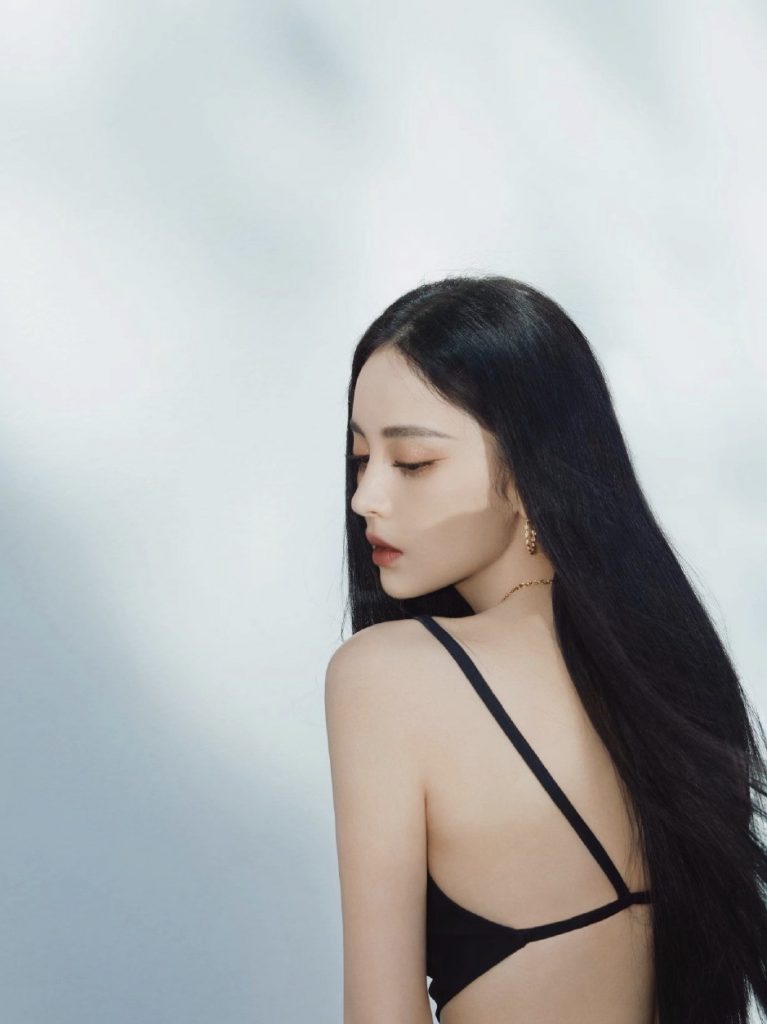 娜扎穿深v露背裙秀身材 长发如墨现＂回眸杀＂