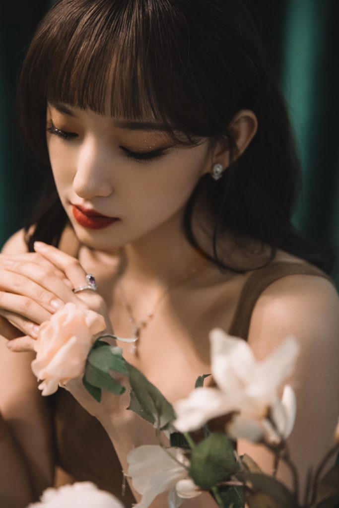 程潇穿紧身短裙秀曼妙曲线 披卷发妩媚动人