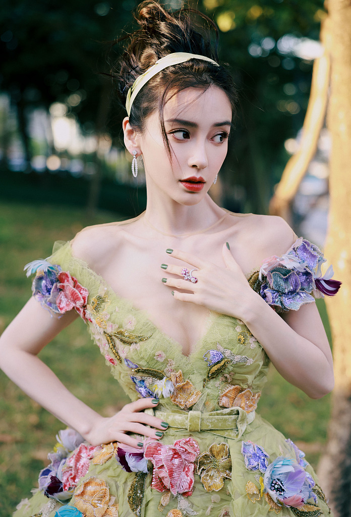 小仙女一枚！baby穿黄绿色雕花长裙清新灵动