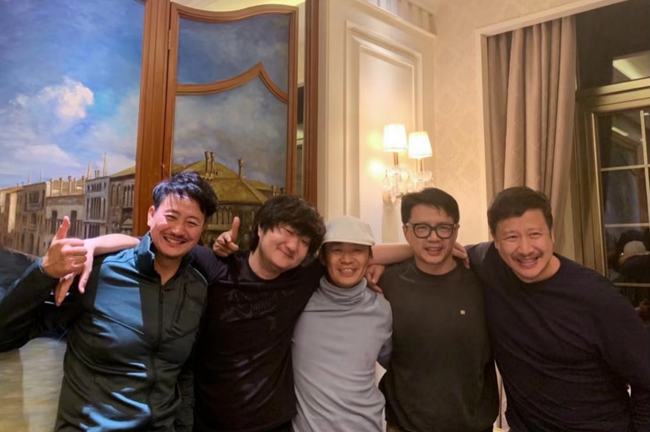 《士兵突击》主角聚会照曝光！王宝强笑出酒窝，王大治发型显凌乱