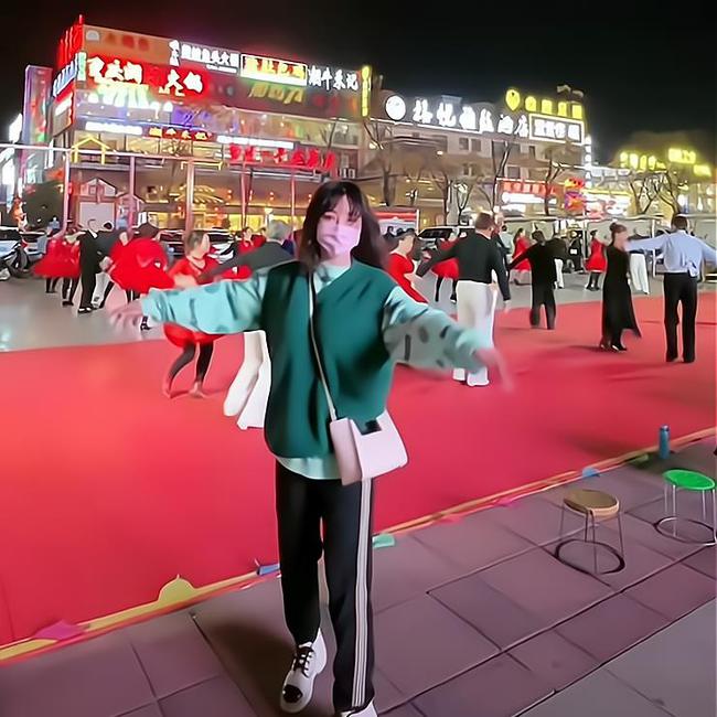 41岁柳岩近照曝光，寒风中和大妈跳广场舞