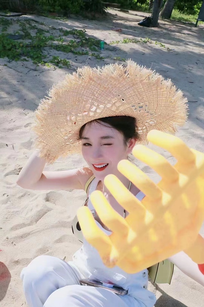 回到夏天 张檬穿吊带装扎丸子头清新甜美