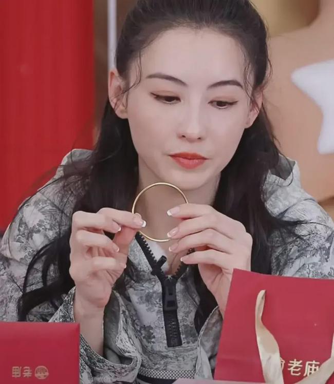 张柏芝在直播间卖黄金手镯