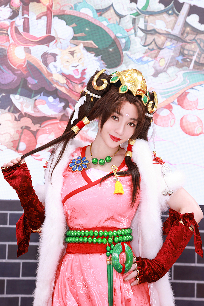 41岁柳岩穿华丽古装 明艳妩媚