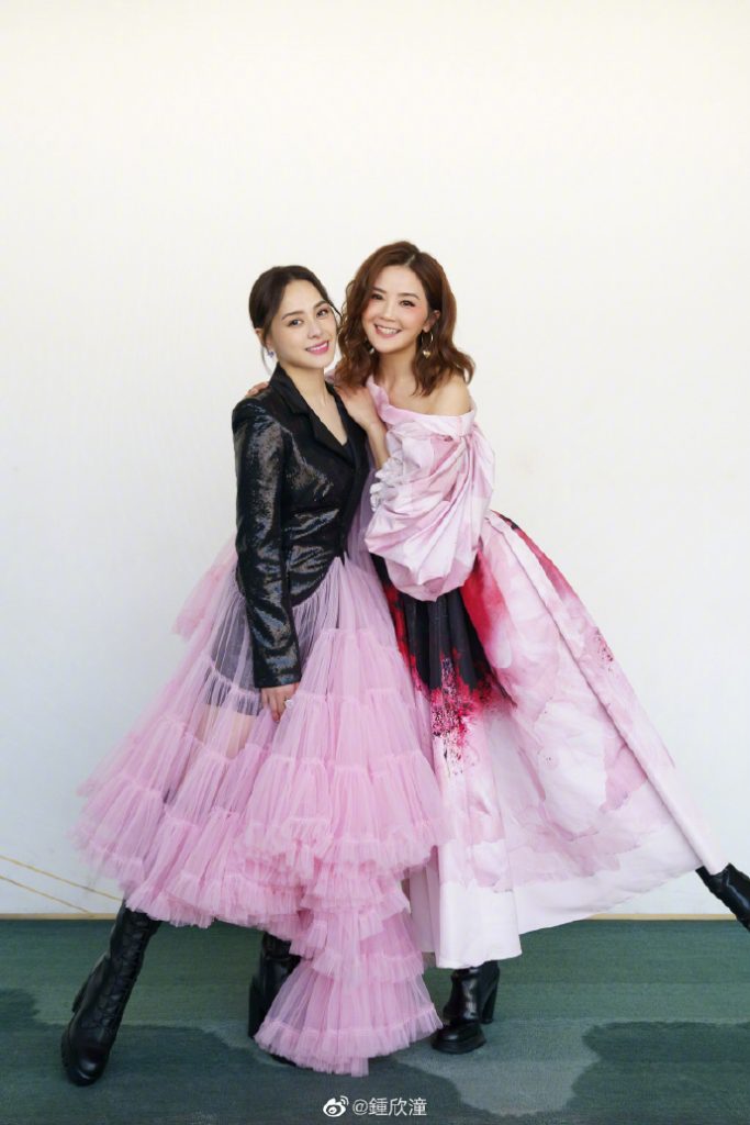 姐妹情深！twins合体参加活动 甜美依旧