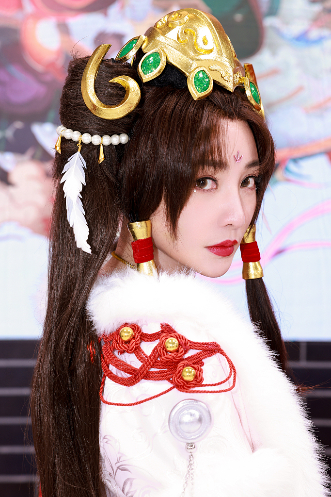 41岁柳岩穿华丽古装 明艳妩媚