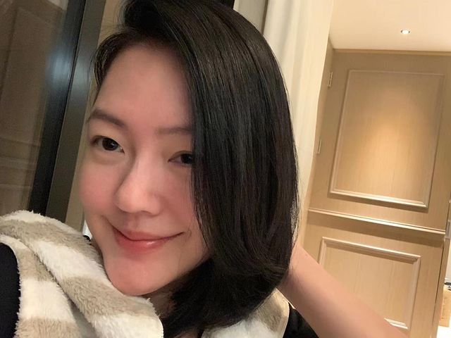 小S连续5天不洗头，疑似喝酒后自拍