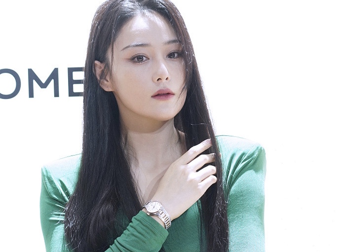 张馨予穿绿色V领开衩裙 身材妙曼