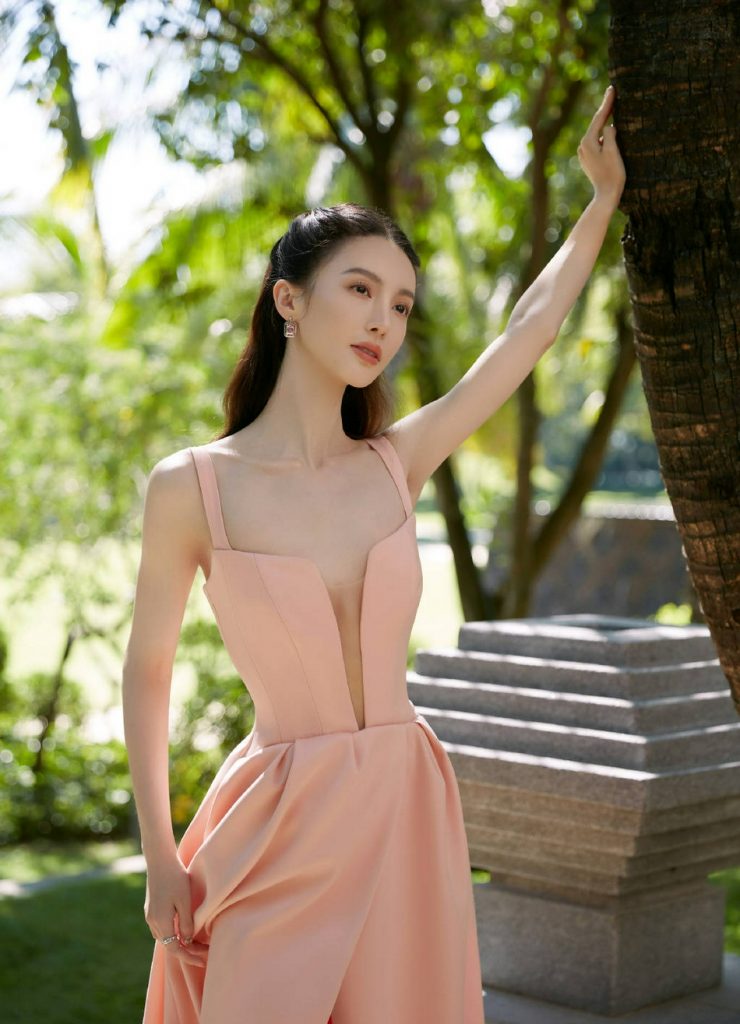 金晨粉色吊带开衩长裙撩人 大秀优越肩颈线