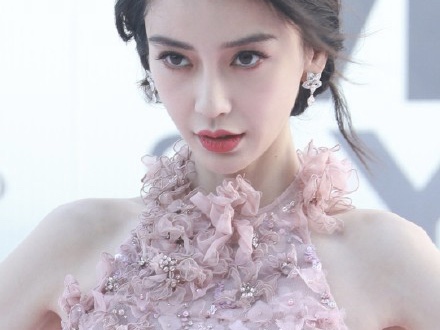 baby踩恨天高现身红毯 又瘦又美
