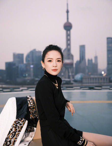 章子怡穿豹纹外套出席活动 大秀纤细美腿