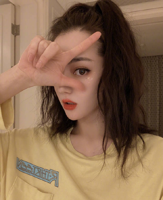 元气少女！迪丽热巴晒自拍 表情搞怪又可爱