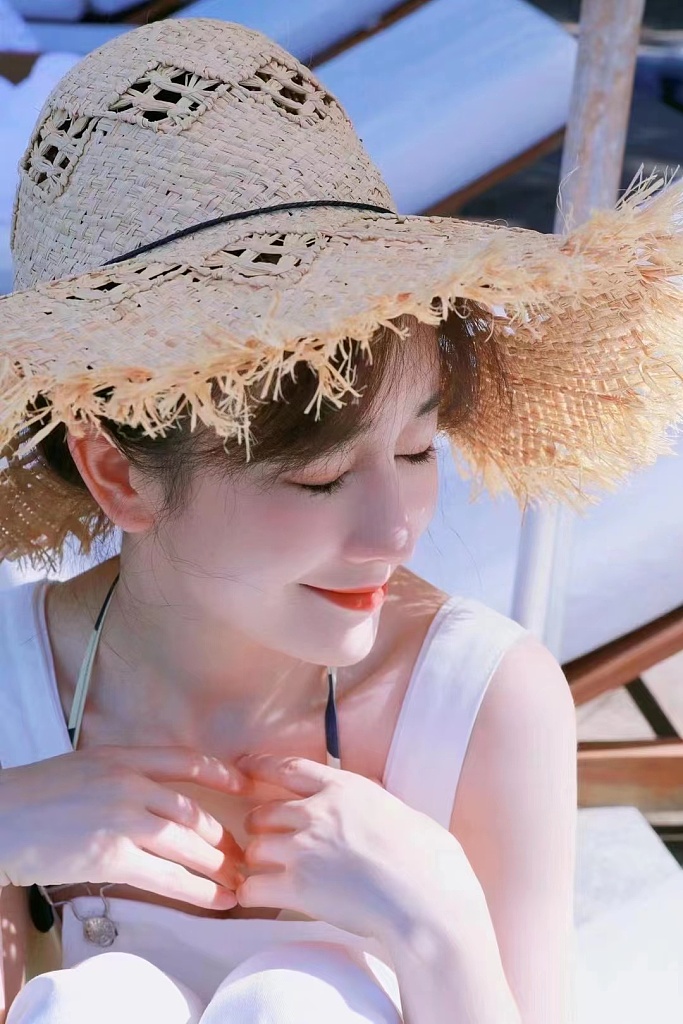 回到夏天 张檬穿吊带装扎丸子头清新甜美