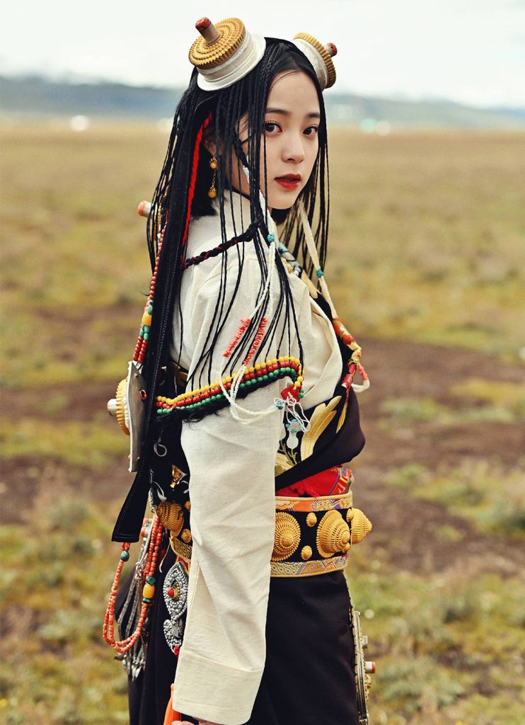 欧阳娜娜穿藏族传统服饰 骑马射箭优雅灵动