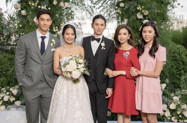 54岁吴婉芳穿红裙出席长子婚礼,气质优雅显年轻,婆媳同框似姐妹