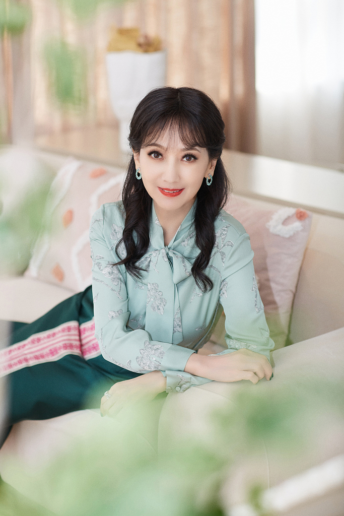 赵雅芝大片曝光 穿绿裙清丽淡雅贵气十足