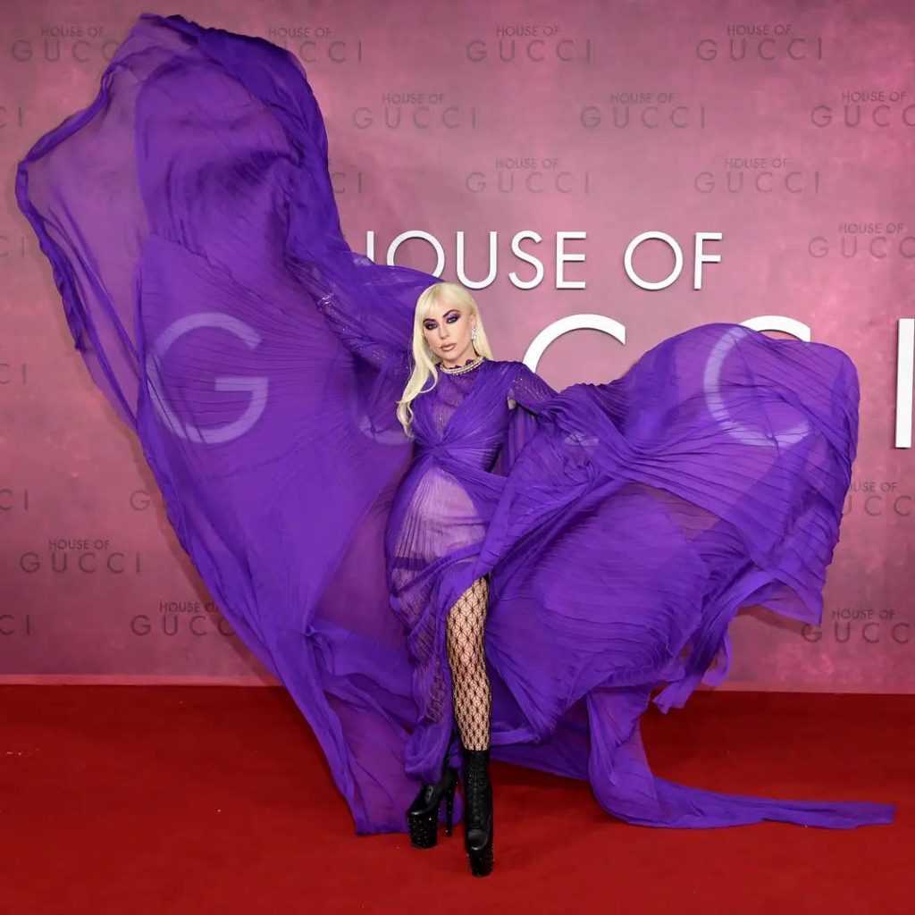 Lady Gaga红毯造型曝光 开叉长裙秀美腿