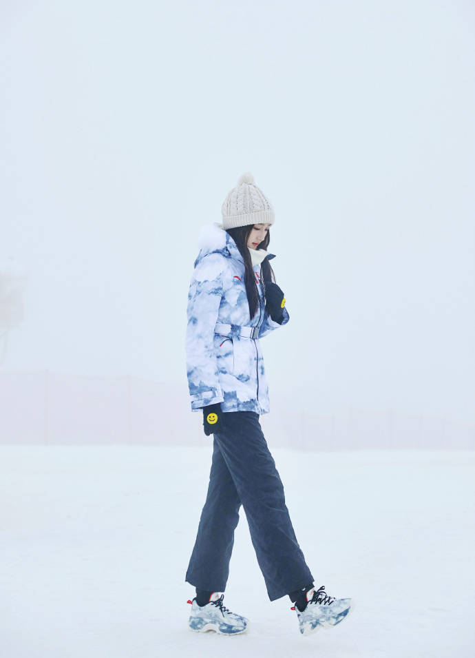 关晓彤现身雪场氛围感十足 为冬奥助力