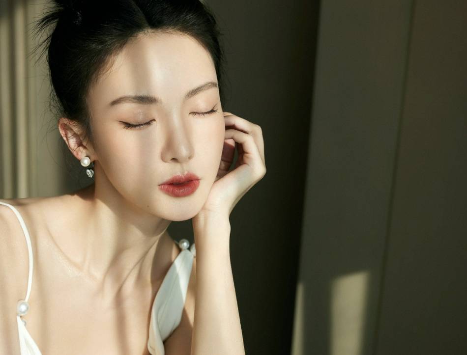 金晨穿超长礼裙大秀纤细身材 气质优雅