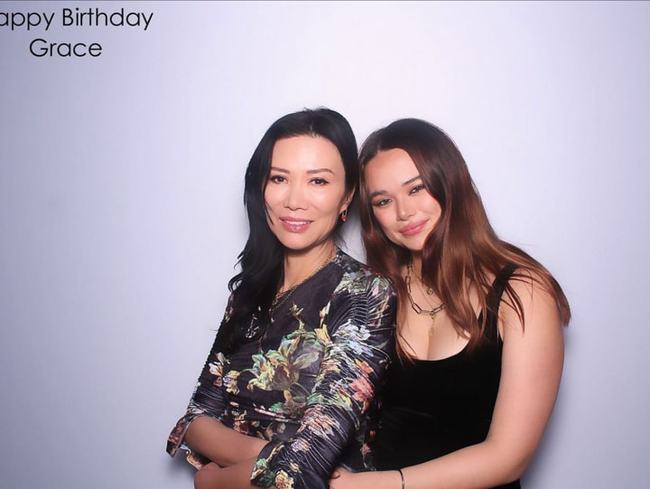 邓文迪大女儿20岁生日，与老妈合影像姐妹