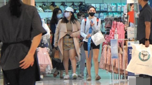 何超盈带2岁女儿逛街，穿短裤曝光真实腿型