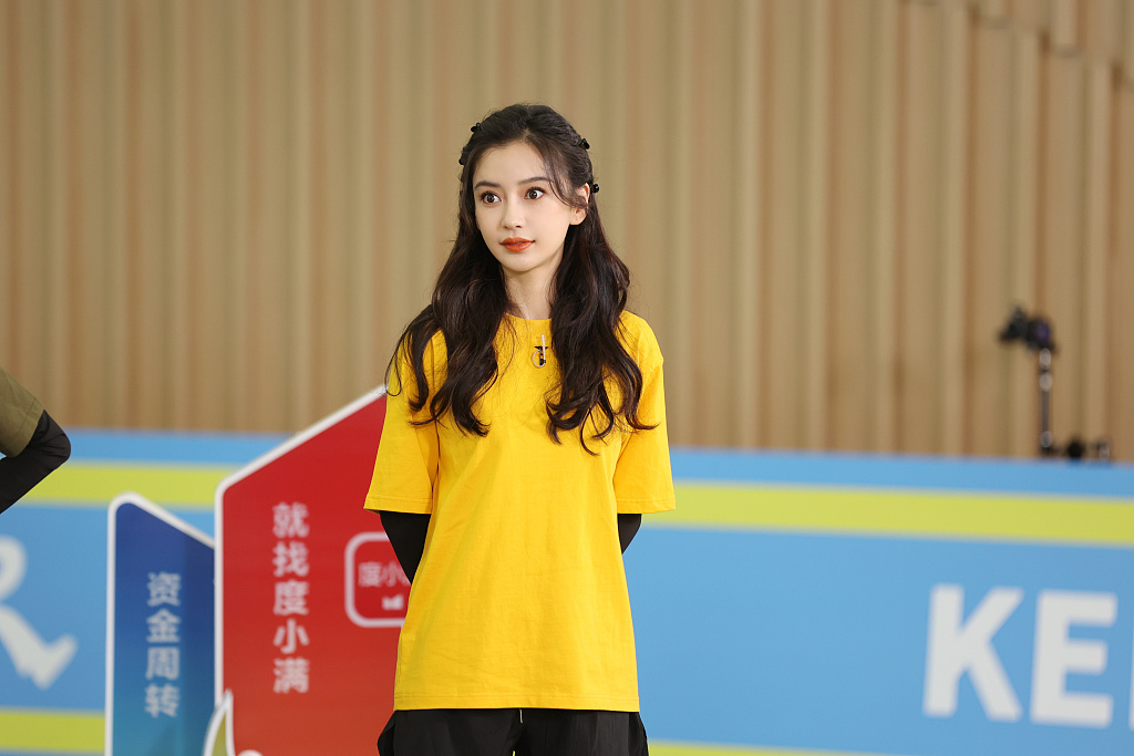 Angelababy穿运动装元气十足 似女大学生