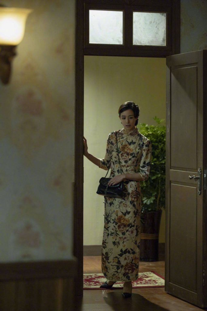 张钧甯穿旗袍变身东方古典美人 风韵十足