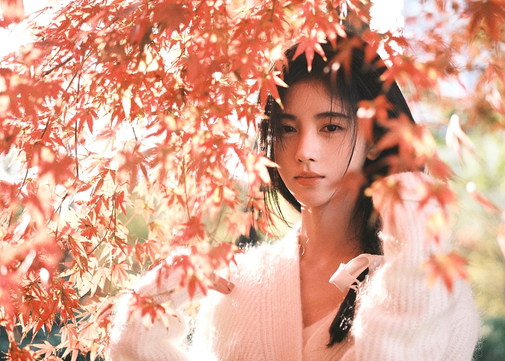 鞠婧祎穿白色针织上衣戴耳机 尽显文艺气质