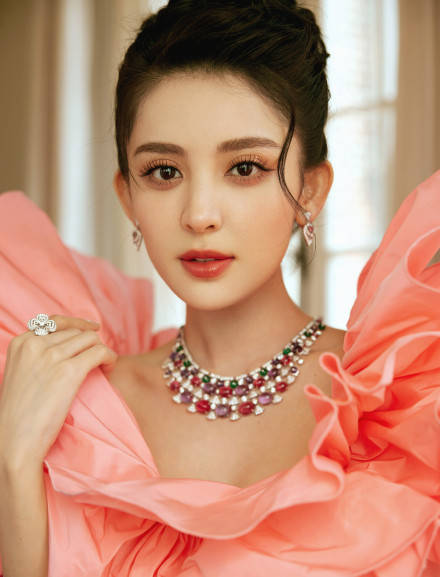 古力娜扎穿粉色花苞裙诠释唯美灵动