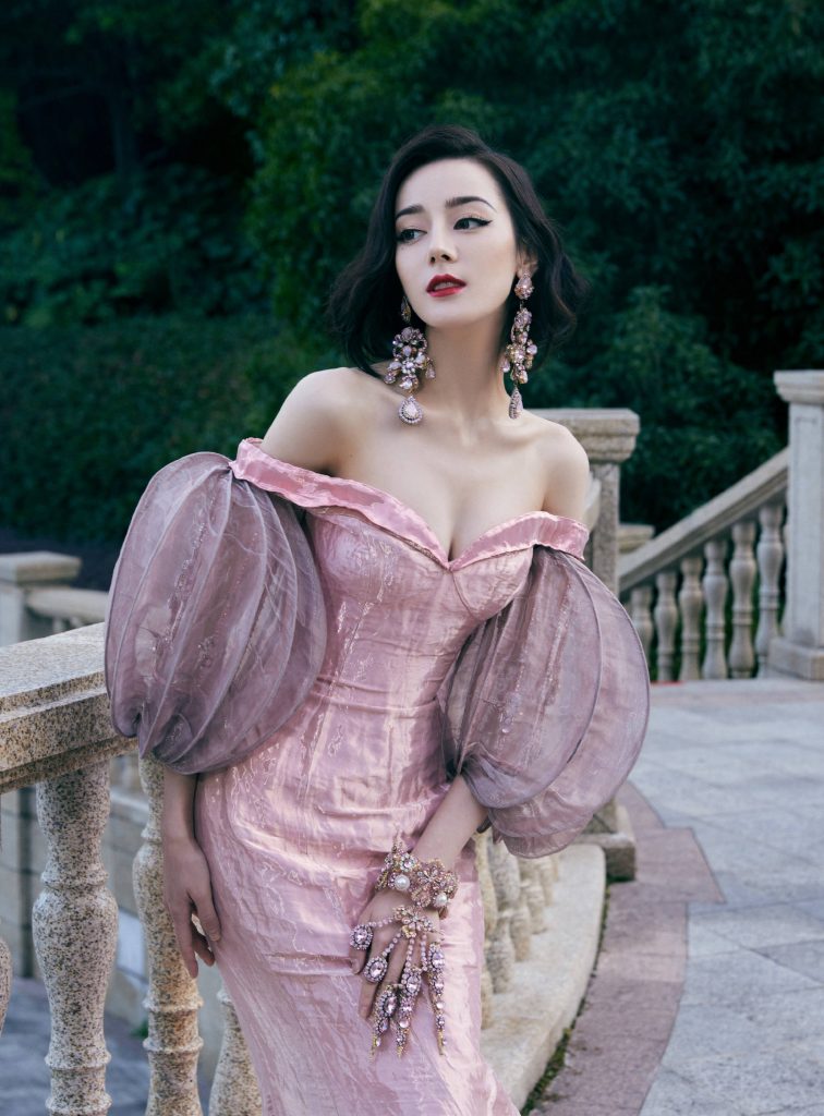 迪丽热巴一袭粉色珠光长裙亮相 秀绝美身材