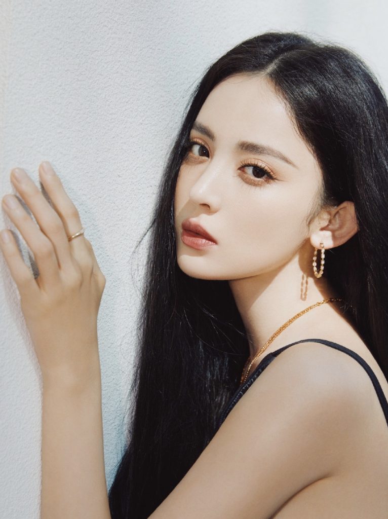 娜扎穿深v露背裙秀身材 长发如墨现＂回眸杀＂