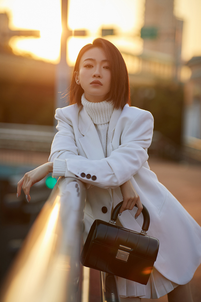 冬日女神！吴谨言穿白色高领毛衣暖意十足