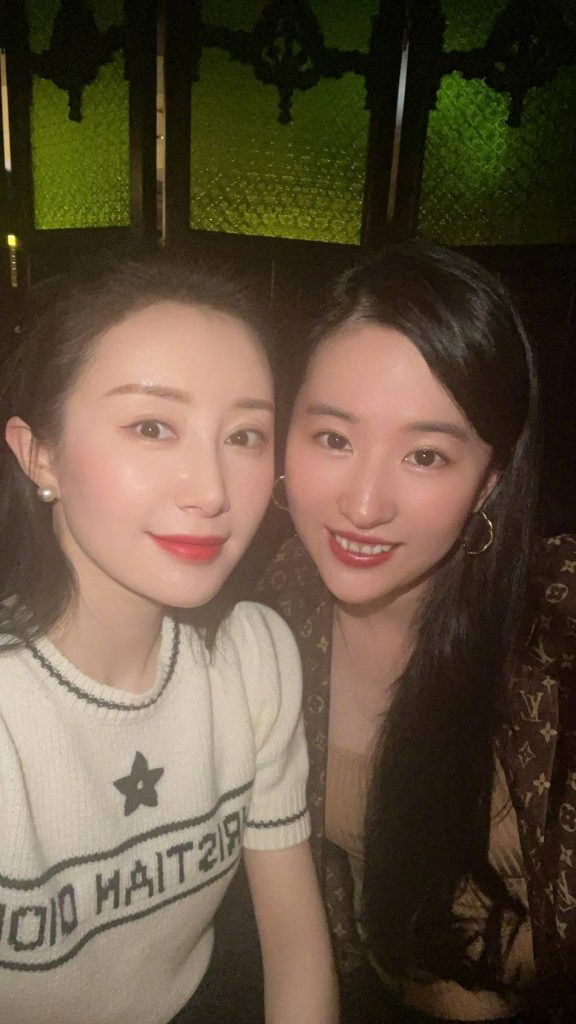 舒畅刘亦菲合照超养眼 亲密贴脸拥抱感情好