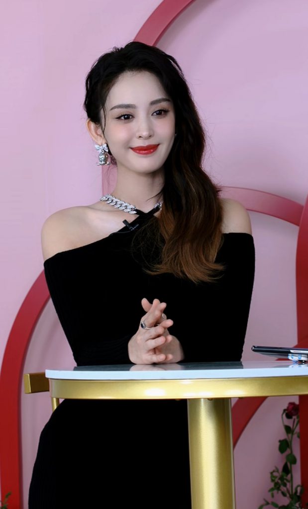 娜扎穿露肩裙秀性感 红唇迷人