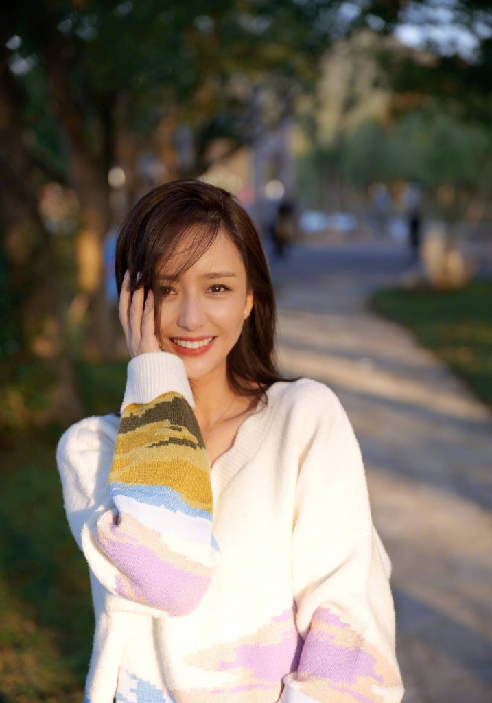 佟丽娅冬日暖阳下对镜甜笑 满满少女即视感