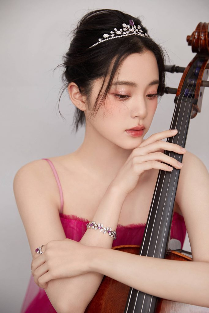 欧阳娜娜穿深V戴皇冠变身公主 优雅元气