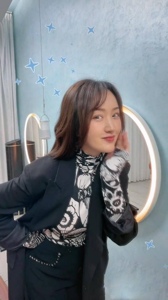 50岁杨钰莹发量浓密 捂脸卖萌少女感十足