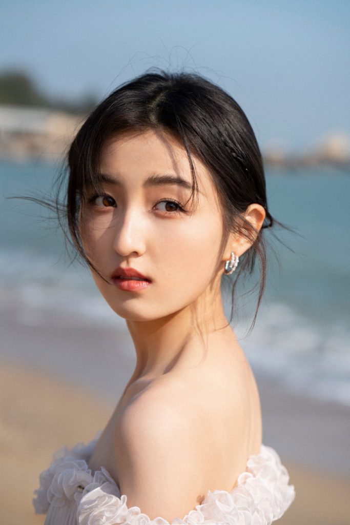 妹妹长大了！张子枫穿抹胸裙玩小性感