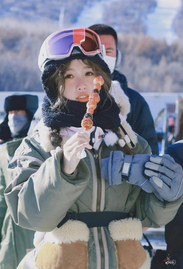 虞书欣穿滑雪服全副武装 吃糖葫芦呆萌可爱