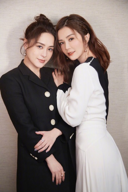 Twins亮相时尚活动 阿娇酷飒阿Sa美艳